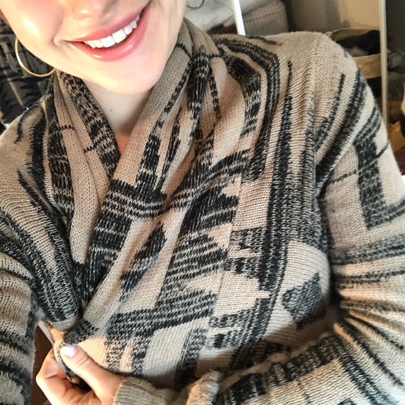 Amuse Society tan Aztec printed cardigan with asymmetrical shape - Picture 3 of 8